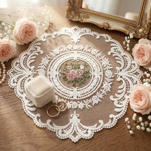 Tapete de encaje bordado, mantel individual de tul floral, tapete redondo para tocador, decoración romántica para tocador, decoración del hogar estilo cottagecore, acento shabby chic