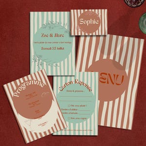 Peut inclure: Ensemble de papeterie de mariage à rayures crème, bleu sarcelle et terracotta. L'ensemble comprend des invitations, un menu, une carte de nom et des cartons-réponse. Les invitations annoncent le mariage de "Zoé & Marc" le "Samedi 25 Juillet".