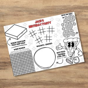 Könnte beinhalten: Eine weiße Papier-Tischmatte mit schwarzen Strichzeichnungen für eine Pizza-Geburtstagsfeier. Enthält ein Pizzakartondesign, ein Wortsuchrätsel, Tic-Tac-Toe, ein Labyrinth und eine Pizzastück-Figur. Text lautet "Jack's Birthday Party".
