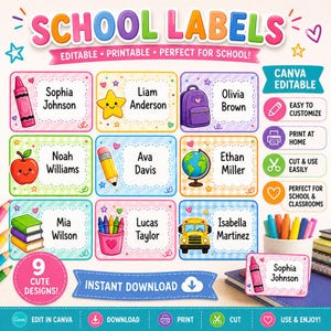 Può includere: Un set di nove etichette scolastiche rettangolari con bordi colorati e illustrazioni che includono un pastello, una stella, uno zaino, una mela, una matita, un mappamondo, libri e uno scuolabus. Ogni etichetta riporta un nome.