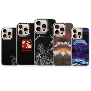 Könnte beinhalten: Fünf Handyhüllen mit verschiedenen Designs, alle mit dem Metallica-Bandlogo und Album-Artwork. Die Hüllen zeigen das Cover von "Kill 'Em All" und andere Grafiken. Sie sind in transparenten Schutzhüllen.