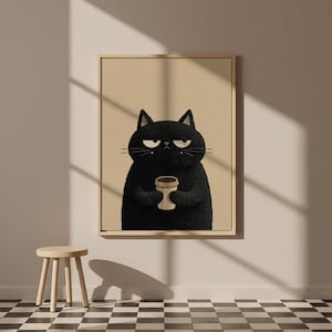 Op de afbeelding: Een ingelijste print met een chagrijnige zwarte kat die een koffiekopje vasthoudt. De kat heeft een norse uitdrukking en staat tegen een beige achtergrond. De print zit in een licht houten frame.