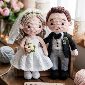 Può includere: Un set di tre tazze in ceramica con finitura opaca e macchiettata. Le tazze sono nei toni del crema, grigio chiaro e grigio scuro. Ogni tazza ha un design semplice e minimalista.