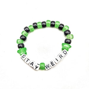 Stay Weird Vibe Check Kandi - Svart & Neongrönt Glödande Ponnypärlarmband