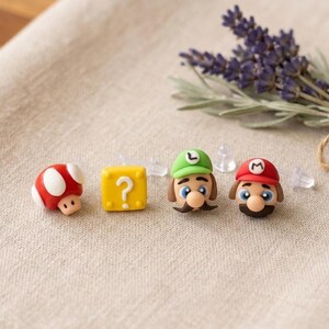 Super Mario Örhängen – Handgjorda Nintendo-smycken i Polymer Clay, Mario Luigi Goomba Padda-svampörhängen, Hypoallergen plastbaksida