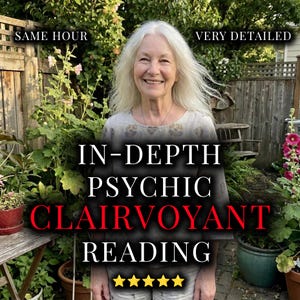 以下が含まれることがあります： 長い白髪の女性が庭で微笑んでいます。「IN-DEPTH PSYCHIC CLAIRVOYANT READING」というテキストが5つの金の星とともに表示されています。上部には「SAME HOUR」と「VERY DETAILED」という追加のテキストがあります。