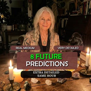Può includere: Una donna anziana con lunghi capelli grigi e un abito floreale è seduta a un tavolo di legno. Il testo sull'immagine recita "8 FUTURE PREDICTIONS" e "EXTRA DETAILED SAME HOUR". Candele e cristalli sono sul tavolo.