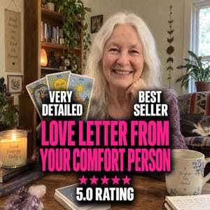 Könnte beinhalten: Drei Tarotkarten mit den Motiven Die Welt, Die Sonne und Der Stern werden hochgehalten. Textüberlagerungen zeigen VERY DETAILED, BEST SELLER, LOVE LETTER FROM YOUR COMFORT PERSON und 5.0 RATING mit fünf rosa Sternen. Eine Kerze und eine Tasse stehen auf dem Tisch.