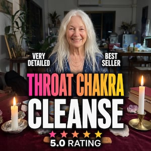 Op de afbeelding: Een persoon met lang wit haar zit achter een tafel met twee witte kaarsen in koperen houders, diverse kristallen en een stapel boeken. De tekst luidt: VERY DETAILED, BEST SELLER, THROAT CHAKRA CLEANSE en 5.0 RATING met vijf sterren.