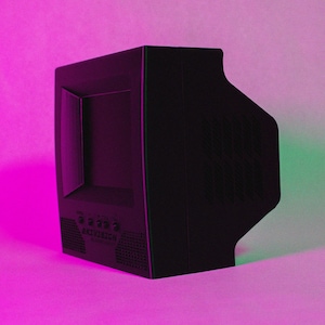 Peut inclure: Un meuble d'arcade noir de style rétro. Le meuble a une zone d'écran rectangulaire et un côté incurvé. Le texte "Arcade Station" est visible en bas. Le fond est un dégradé de rose et de vert.