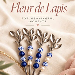 Puede incluir: Cuatro cucharas de metal plateado con mangos en forma de hoja y cuentas decorativas en azul, blanco y motivos florales. El texto dice GIFTED & CO. DETAILS THAT LAST Fleur de Lapis FOR MEANINGFUL MOMENTS.