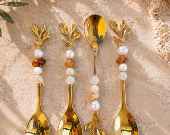 Solara | Handgemaakte lepelset van parelmoer | Zoetwaterparel | Carneool & Sakura agaat | Luxe theelepelset