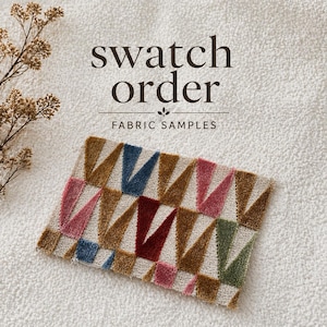 Peut inclure: Échantillon de tissu avec un motif géométrique de triangles dans les tons de marron, rose, bleu et vert. Le texte "swatch order" et "fabric samples" est affiché au-dessus de l'échantillon.