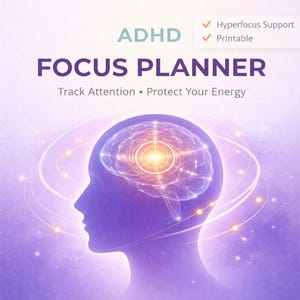 以下が含まれることがあります： 「ADHD FOCUS PLANNER」の文字と「Track Attention • Protect Your Energy」のスローガンが入った紫色のグラフィック。頭のシルエットと光る脳のイラスト、そして「Hyperfocus Support」と「Printable」の文字が特徴です。