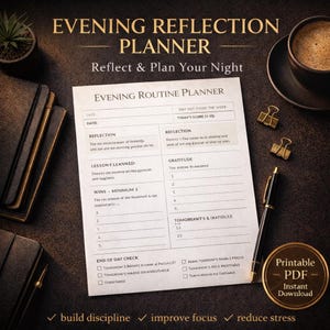 Może przedstawiać: Druk PDF "Evening Reflection Planner" z ciemnym tłem. Planer zawiera sekcje do refleksji, wyciągniętych wniosków, wdzięczności i celów. Widoczny jest również długopis, filiżanka kawy i spinacze do papieru.