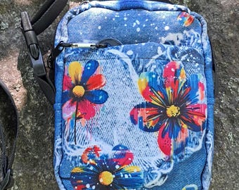 Denim Effect Heart Floral Crossbody Bag, Graffiti Pop Art Paint Splatter Utility Sling Purse, Lightweight Everyday Carry