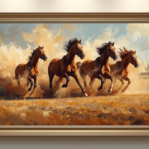 以下が含まれることがあります： 茶色の馬が4頭、埃を立てながら野を駆ける様子を描いた額入りの絵画。暖色系の茶色、ベージュ、金色を基調とし、曇り空を背景に描かれています。