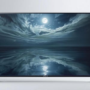 Puede incluir: Un televisor de pantalla plana grande que muestra un paisaje nocturno con luna llena, nubes y agua. La pantalla está enmarcada por un bisel negro delgado y soportada por patas plateadas. La imagen es una representación artística serena.