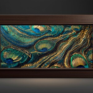 Può includere: Un'opera d'arte incorniciata con un primo piano di piume di pavone. L'opera presenta una miscela di tonalità verde acqua, oro e blu navy, creando un design astratto e strutturato. La cornice è di colore marrone scuro, aggiungendo un tocco classico.