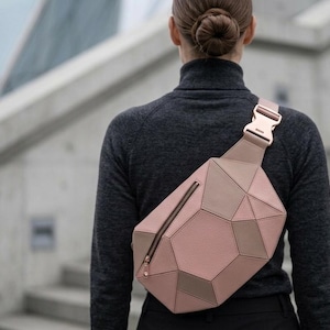 ローポリレザー製スリングバッグの型紙、幾何学模様のクロスボディバッグ用PDFテンプレート（デジタルダウンロード）