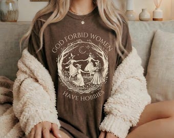 Camiseta "Dios prohíbe a las mujeres tener pasatiempos", Camiseta de bruja feminista, Camiseta de bruja de Halloween de Comfort Colors, Camiseta de bruja de Salem de 1692, Camiseta de temporada espeluznante