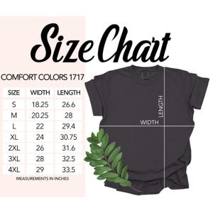 Puede incluir: Una camiseta gris oscuro Comfort Colors 1717 con una tabla de tallas. La tabla muestra las medidas en pulgadas para las tallas S a 4XL. El ancho de la camiseta var&iacute;a de 46,35 a 73,66 cm, y el largo de 67,56 a 85,09 cm.