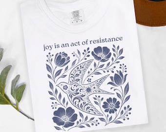 Camiseta "La alegría es un acto de resistencia", camiseta Flower Power para mujer, camiseta con estampado floral, camiseta activista por la justicia social.