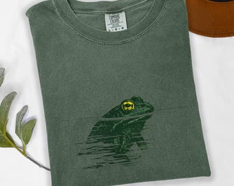 Frog Swimming Shirt, Funny Animal Graphic Tee, Frog Lover Gift, Weirdcore Frog T-Shirt, Vintage Amphibian Tee