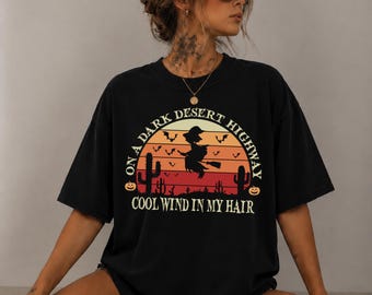 Camiseta de Halloween de bruja de Dark Desert Highway, camiseta retro de bruja del desierto, camiseta espeluznante de Halloween del oeste, camiseta vintage con estampado de bruja de cactus.