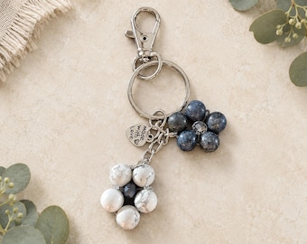 Colgante de flor de piedras preciosas hecho a mano, cuentas jaspeadas en azul, gris y blanco, colgante en tono plateado
