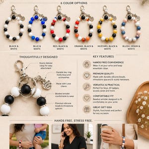 Peut inclure: Une collection de six porte-cl&eacute;s bracelets compos&eacute;s de perles en silicone dans diverses combinaisons de couleurs, notamment noir et blanc, bleu et blanc, rouge, noir et blanc, orange, noir et blanc, moutarde, noir et blanc, et blush, jean et blanc.