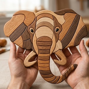 Peut inclure: Une sculpture d'éléphant en bois avec un design en mosaïque. L'éléphant est fabriqué à partir de différentes nuances de bois brun, avec des accents plus foncés définissant les traits. La sculpture est tenue par des mains, mettant en valeur le savoir-faire et les détails complexes.