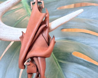 Handgefertigter Fledermaus-Clip aus Leder – Gürtelaccessoire für Renaissance-Märkte, gotischer Taschenanhänger