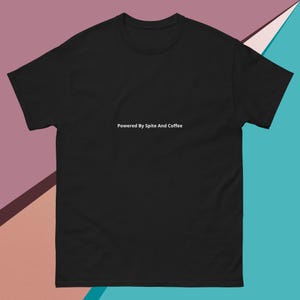 以下が含まれることがあります： 胸の中央に「Powered By Spite And Coffee」という白い文字がプリントされた、黒い半袖Tシャツ。クルーネックで標準的なフィット感のこの衣類は、シンプルで読みやすい文字が特徴的なデザインとなっています。