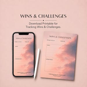 Puede incluir: Un teléfono inteligente y una hoja impresa con el texto WINS & CHALLENGES, Weekly Focus, Week Of, Wins y Challenges. Ambos muestran un fondo de nubes al atardecer en rosa y naranja. Un lápiz óptico blanco se sitúa entre el teléfono y el papel.