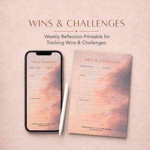 Op de afbeelding: Een wekelijkse reflectie-afdruk met de tekst "WINS & CHALLENGES" en een bijpassend telefoonscherm. Het ontwerp heeft een zachte roze en witte wolkenachtige achtergrond. Een witte stylus ligt naast de telefoon en het papier.