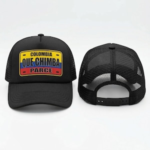 May include: Black trucker hat with a mesh back and a flat brim. The front features a yellow rectangle with the text "COLOMBIA QUE CHIMBA PARCE" in white and blue, with the colors of the Colombian flag.