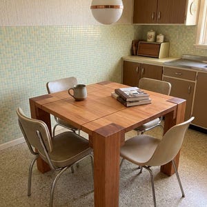 Fyrkantigt matbord i massivt trä, skandinaviskt köksbord i modern stil från mitten av århundradet