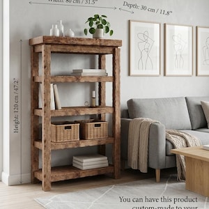 Puede incluir: Estantería de madera rústica, 120 cm de alto, 80 cm de ancho y 30 cm de profundidad, con varios estantes. Cuenta con dos cestas tejidas, libros y objetos decorativos. El texto indica que el producto se puede hacer a medida.