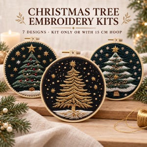 Könnte beinhalten: Drei runde Sticksets mit Weihnachtsmotiv auf dunklem Stoff, in 15 cm Holzrahmen. Der Text lautet: CHRISTMAS TREE EMBROIDERY KITS, 7 DESIGNS, KIT ONLY OR WITH 15 CM HOOP. Die Bäume sind mit goldenem, grünem und weißem Garn gestickt.