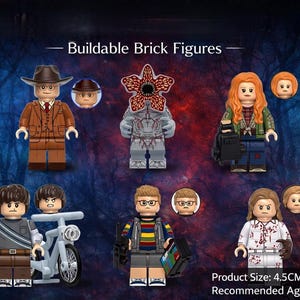 Może przedstawiać: Figurki z klocków do zbudowania postaci z popularnego serialu science fiction. Figurki obejmują mężczyznę w brązowym garniturze i kapeluszu, Demogorgona, kobietę z rudymi włosami, chłopca z rowerem i chłopca w okularach. Rozmiar produktu: 4,5 cm. Zalecany wiek: 14+.