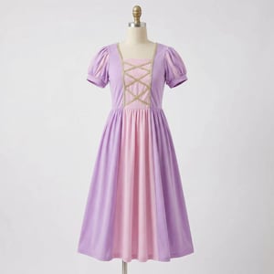 Op de afbeelding: Een lila en roze jurk met korte pofmouwen en een vierkante halslijn. De bodice heeft een gouden kruisontwerp. De jurk wordt op een mannequin getoond.