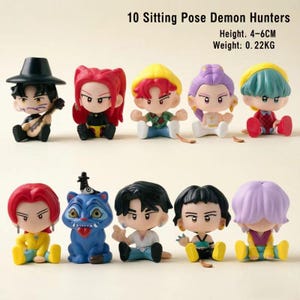 Puede incluir: Diez figuras de Demon Hunter en poses sentadas. Cada figura mide aproximadamente 4-6 cm de alto y pesa 0,22 kg. Las figuras presentan diversos colores de pelo y atuendos. El texto "10 Sitting Pose Demon Hunters" está en la parte superior.