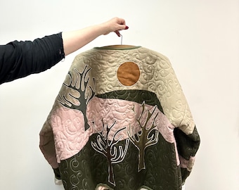 Jaqueta de linho acolchoada Forest Depth | Casaco patchwork costurado à mão com forro vintage Stig Linberg | Peça de arte vestível única