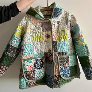 Può includere: Un cartello in legno rustico con la scritta "Welcome to our home" in lettere bianche. Il cartello presenta una finitura invecchiata e un design semplice e invitante, ideale per l'arredamento dell'ingresso.