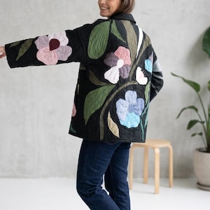 Gesteppte Leinenjacke „Floral Whisper“ | Schwarzer Leinenmantel im Patchwork-Stil mit handgestickten Blumenapplikationen | Einzigartiges tragbares Kunstwerk | Größe L