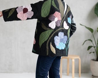 Jaqueta de linho acolchoada Floral Whisper | Casaco patchwork de linho preto com apliques de flores costurados à mão | Peça de arte vestível exclusiva | Tamanho G