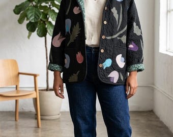 Jaqueta de linho preta feita à mão com capuz | Forro vintage com estampa de folhas | Casaco boho de linho feminino | Tamanho G | Botões de coco | Roupa de fibra natural