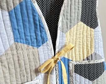 Colete acolchoado com patchwork e estampa hexagonal | Colete colorido de algodão feito à mão | Colete boho exclusivo | Colete acolchoado à mão com amarração frontal | Estilo cottagecore