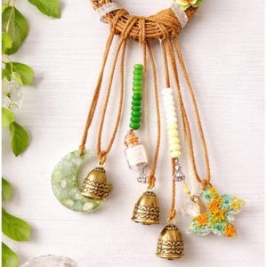 Puede incluir: Un juego de tres tazas de cerámica con un acabado mate moteado. Las tazas son de color crema, gris claro y gris oscuro. Cada taza tiene un diseño simple y minimalista y un asa redondeada.